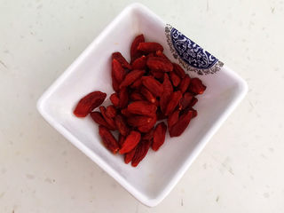 5、排骨冬瓜汤,枸杞子清洗干净