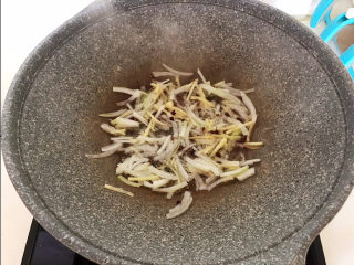 8、排骨冬瓜汤,炒锅烧热后加入大豆色拉油，油烧热后加入葱姜，炒出香味