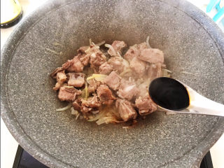 11、排骨冬瓜汤,加入生抽