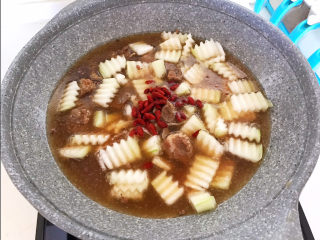 16、排骨冬瓜汤,加入枸杞，大火烧开后煮5分钟