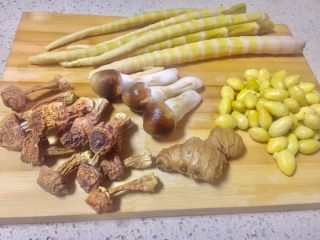 2、唯爱炖鸡~白果肚子松茸多鲜土鸡汤,准备食材，所有食材洗净备用