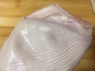 8、唯爱炖鸡~白果肚子松茸多鲜土鸡汤,下面来切猪肚