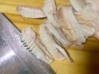 9、唯爱炖鸡~白果肚子松茸多鲜土鸡汤,切猪肚的方法是菜刀倾斜45度，斜刀切下去