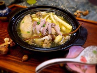 17、唯爱炖鸡~白果肚子松茸多鲜土鸡汤,给你爱的家人盛上热气腾腾的一碗