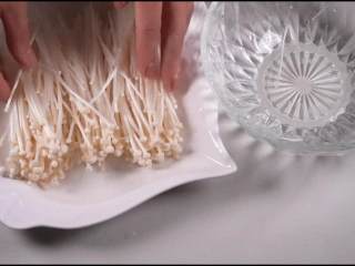 2、酸辣爽口,简单易做,可以为餐桌增色不少的剁椒金针菇,滤干水分后摆盘。