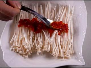 3、酸辣爽口,简单易做,可以为餐桌增色不少的剁椒金针菇,将剁椒铺在金针菇上。