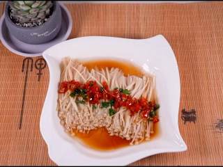 6、酸辣爽口,简单易做,可以为餐桌增色不少的剁椒金针菇,剁椒金针菇酸辣爽口，简单易做，可以为餐桌增色不少哦~