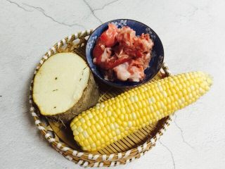 1、小寒养生汤+糯米山药玉米筒骨汤,食材合影（1个糯米山药有5-6斤，可以吃好多天）