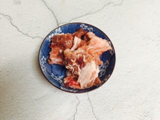 2、小寒养生汤+糯米山药玉米筒骨汤,筒骨剁块洗干净