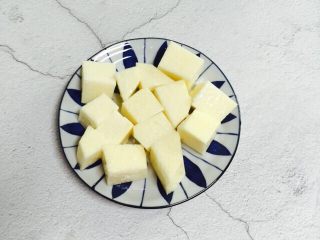 3、小寒养生汤+糯米山药玉米筒骨汤,糯米山药去皮洗干净切块装盘备用