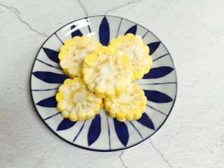 4、小寒养生汤+糯米山药玉米筒骨汤,玉米清洗干净切块装盘备用