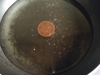 6、小寒养生汤+糯米山药玉米筒骨汤,锅中倒入清水