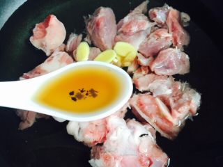 9、小寒养生汤+糯米山药玉米筒骨汤,加一勺料酒