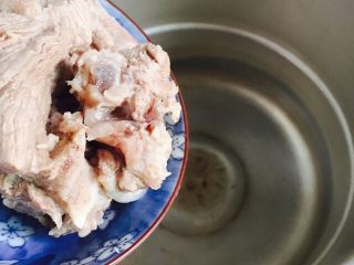 12、小寒养生汤+糯米山药玉米筒骨汤,取一高压锅倒入筒骨