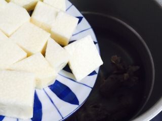 13、小寒养生汤+糯米山药玉米筒骨汤,倒入糯米山药