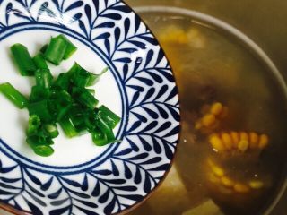 21、小寒养生汤+糯米山药玉米筒骨汤,放入适量的葱花搅拌均匀