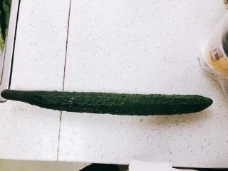 1、无油凉拌开胃黄瓜-可做减肥晚餐,准备一根黄瓜。