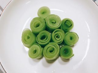 7、无油凉拌开胃黄瓜-可做减肥晚餐,将薄片全部卷起来装盘。