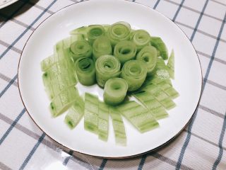 10、无油凉拌开胃黄瓜-可做减肥晚餐,全部摆好的样子。