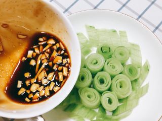 13、无油凉拌开胃黄瓜-可做减肥晚餐,将调料淋到黄瓜上，腌制10～15分钟。