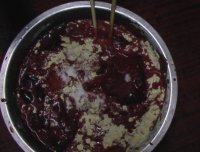 2、猪血糕,把猪血放在玉米面里，加盐，拌匀备用