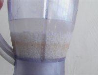 3、猪血糕,糯米提前泡好，把糯米放打汁机磨碎，不用磨的太碎了