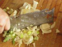 7、猪血糕,大葱剁碎