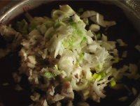 8、猪血糕,把猪肉放进开始拌匀的猪血玉米粉里，加大葱，加豆渣