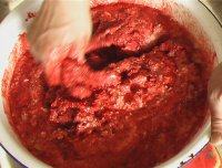 10、猪血糕,仔细地拌匀