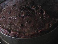 11、猪血糕,然后放笼屉里蒸，我这个有点多，一直蒸了两个多小时。蒸的过程中看血糕已经定型了，就用筷子在上面插上小洞，这样更快熟。