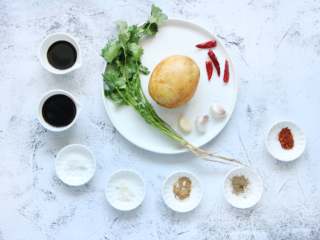 1、酸辣土豆片,准备好所需食材和调味。