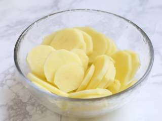 3、酸辣土豆片,土豆洗净去皮，切成2毫米的薄片。