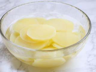 5、酸辣土豆片,捞出的土豆片放入冷水中过凉，然后土豆片沥水待用。这样土豆片的口感有些脆脆的，比较好吃，若不喜欢，则跳过这一步骤。