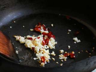 6、酸辣土豆片,锅中加油烧热，四五成热，加入蒜蓉和干红辣椒炒出香味。