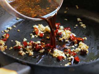 7、酸辣土豆片,将事先调好的料汁倒入锅中，略炒。