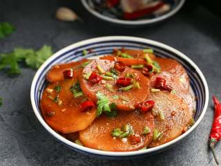 10、酸辣土豆片,美味的酸辣土豆片就完成了，超级好吃，来一盘不？！