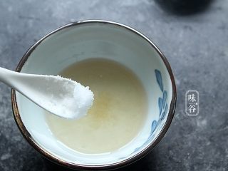 4、赛螃蟹~用鸡蛋做出海鲜味,碗内倒入醋，糖，盐搅拌均匀；