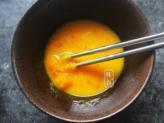 7、赛螃蟹~用鸡蛋做出海鲜味,蛋黄打散，放入压碎的咸蛋黄