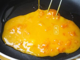 8、赛螃蟹~用鸡蛋做出海鲜味,锅内放入适量油，把蛋黄倒入锅内；