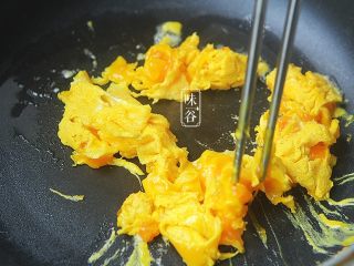 9、赛螃蟹~用鸡蛋做出海鲜味,用筷子划散；