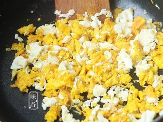 14、赛螃蟹~用鸡蛋做出海鲜味,最后把炒好的蛋黄倒入锅内一起翻炒几下即可；