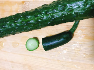 1、凉拌黄瓜卷,准备好青瓜，洗干净后去头尾。