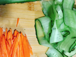 4、凉拌黄瓜卷,胡萝卜切成丝