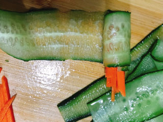 6、凉拌黄瓜卷,从头卷起来