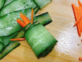 7、凉拌黄瓜卷,卷好的青瓜卷