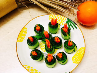 8、凉拌黄瓜卷,放入盘中