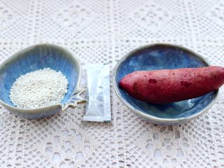 1、紫薯米糊,首先备齐所有的食材。