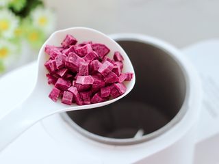 4、紫薯米糊,把切好的紫薯丁，先倒入九阳豆浆机里。