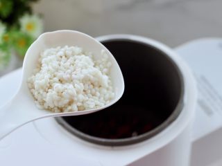 5、紫薯米糊,再放入浸泡好洗净的糯米。