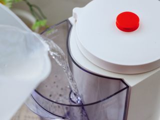 6、紫薯米糊,这个时候在豆浆机的水箱里倒入600克纯净水，不要超过水位线。